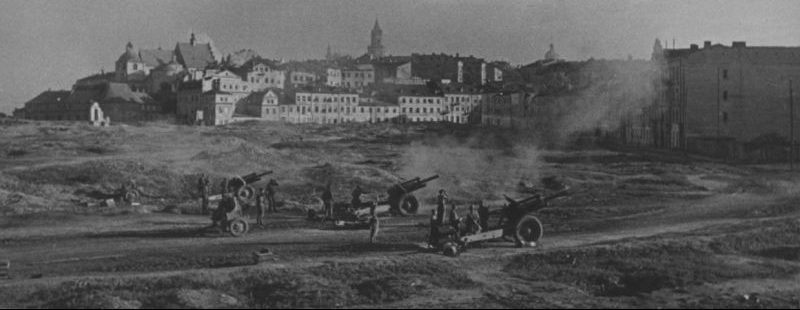 Батарея 122-мм гаубиц М-30 ведет огонь по немецким войскам в Люблине. Июль 1944 г.