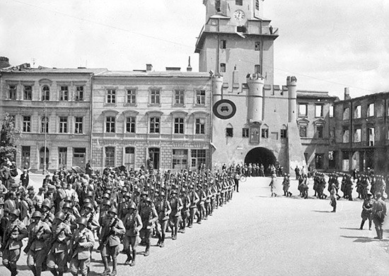 Советские воины в освобожденном Люблине. Июль 1944 г.