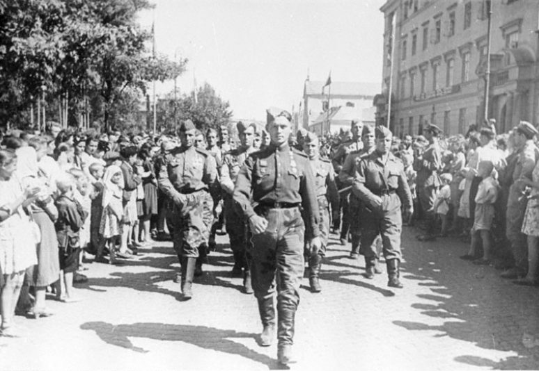 Советские воины в освобожденном Люблине. Июль 1944 г.