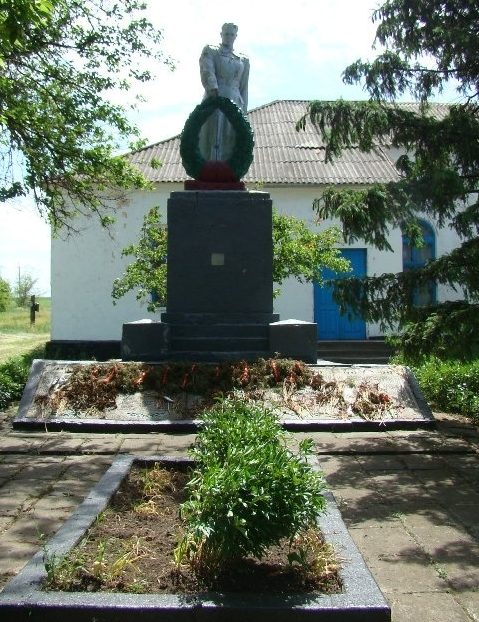 с. Безбородьково Солонянского р-на. Памятник, установленный на братской могиле воинов, погибших в боях за село.