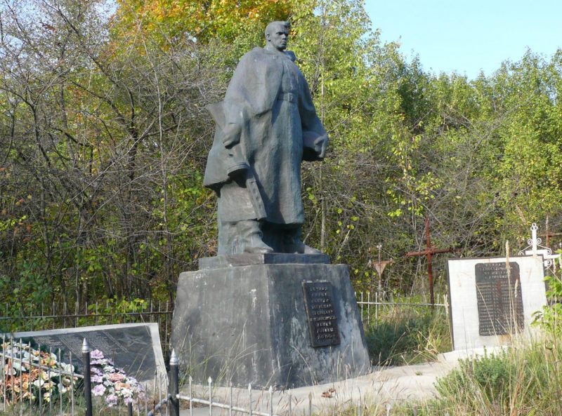 с. Луковица Каневского р-на. Памятник на кладбище, установленный на братской могиле, в которой похоронены бойцы и командиры, погибшие в боях на Букринском плацдарме в сентябре 1943 г.