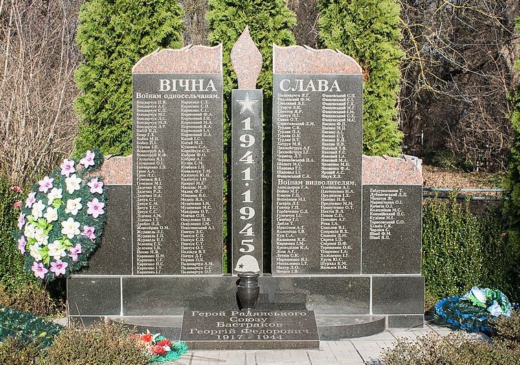с. Лукашевка Монастырищенского р-на. Памятник, установленный на братской могиле советских воинов.