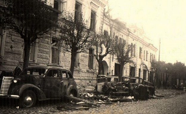 Разбитая техника в городе. 1941 г. 