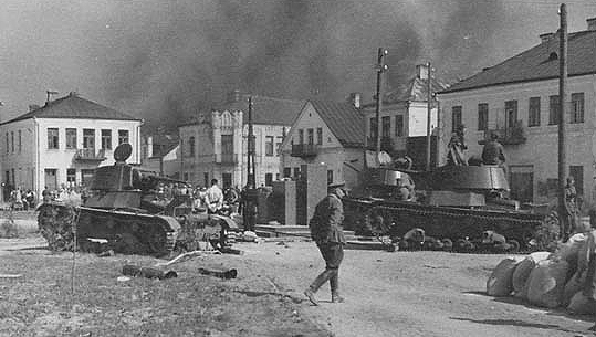 Немецкие солдаты в городе. 1941 г. 