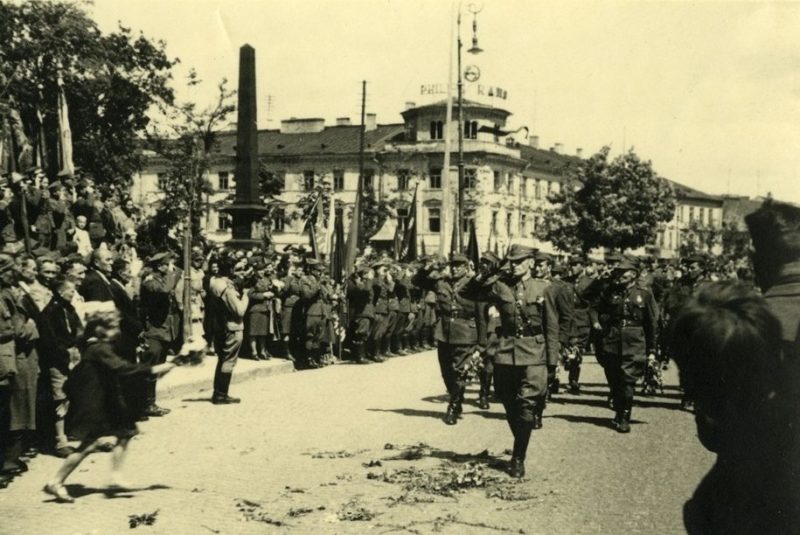 Парад польских войск в предместье Люблина. Июль 1944 г.