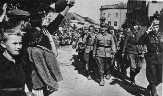 Парад польских войск в предместье Люблина. Июль 1944 г. 