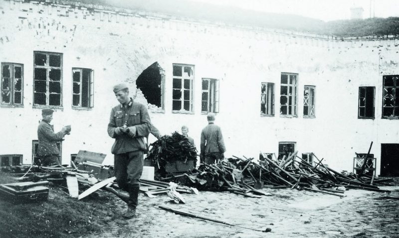 Немецкие солдаты в городе. 1941 г.