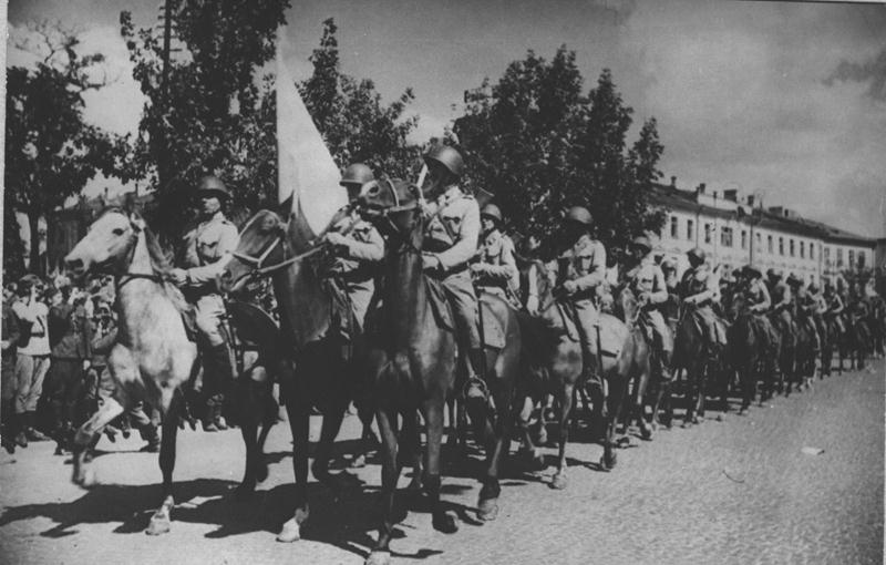 Парад польских войск в предместье Люблина. Июль 1944 г. 