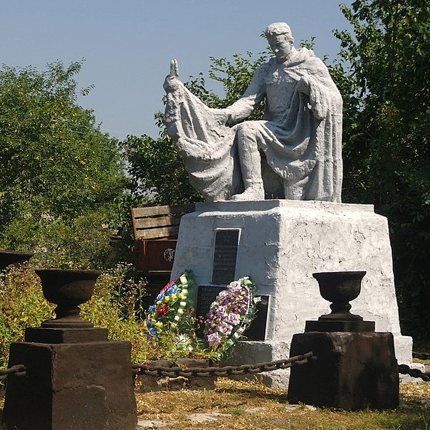 с. Мартыновка Каневского р-на. Памятник, установленный на братской могиле семей партизан. 