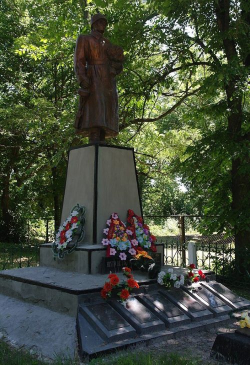 с. Междуречья Каневского р-на. Памятник, установленный на братской могиле советских воинов.