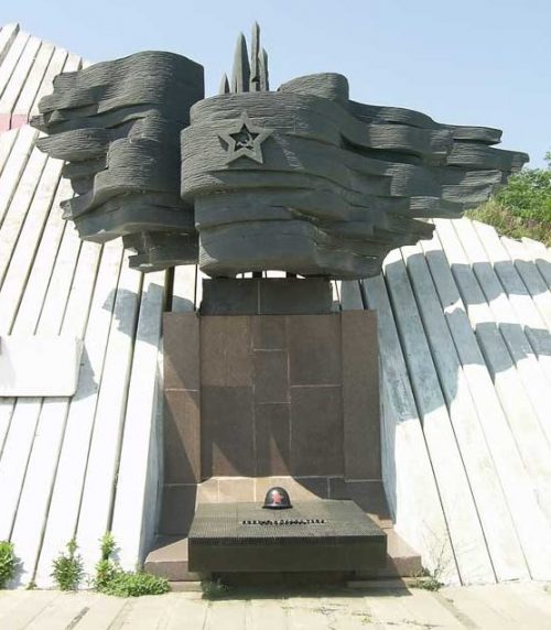 Фрагмент мемориала - могила Неизвестного солдата.