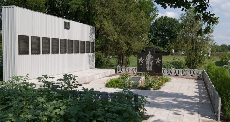 с. Лысковка. Памятник, установленный на братской могиле, погибших при освобождении села и памятник односельчанам.