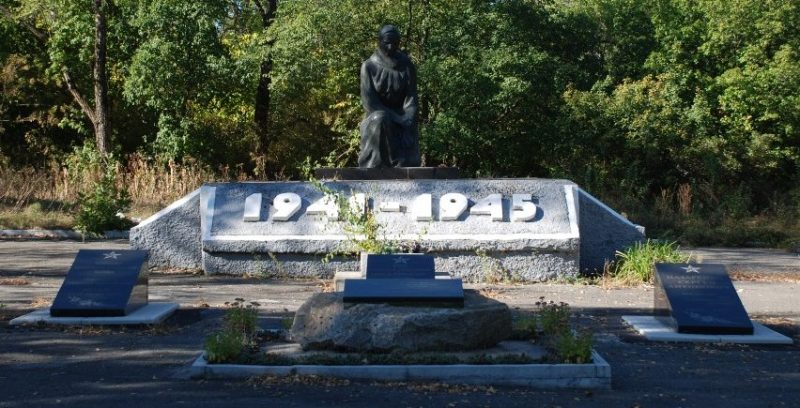 с. Ляшковка Царичанского р-на. Мемориал, установленный на братской могиле, в которой похоронено 16 советских воинов и 2 подпольщика. Здесь же увековечены имена 304 воинов-односельчан.