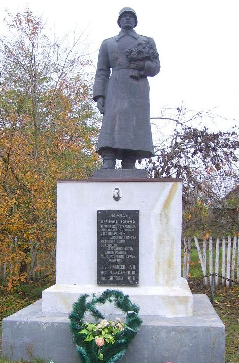 с. Потапцы Каневского р-на. Памятник, установленный на братской могиле воинов, погибших в боях за село.