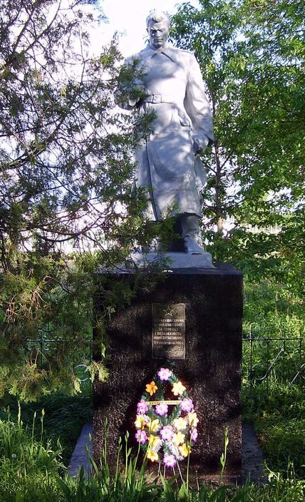 с. Синявка Каневского р-на. Памятник, установленный на братской могиле воинов, погибших в оборонительных боях 1941 году. 