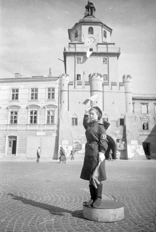 Регулировщица на одной из улиц Люблина. Август 1944 г.