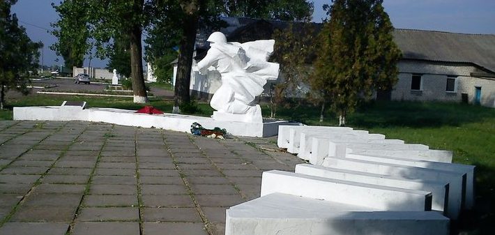 с. Преображенка Царичанского р-на. Памятник погибшим односельчанам.