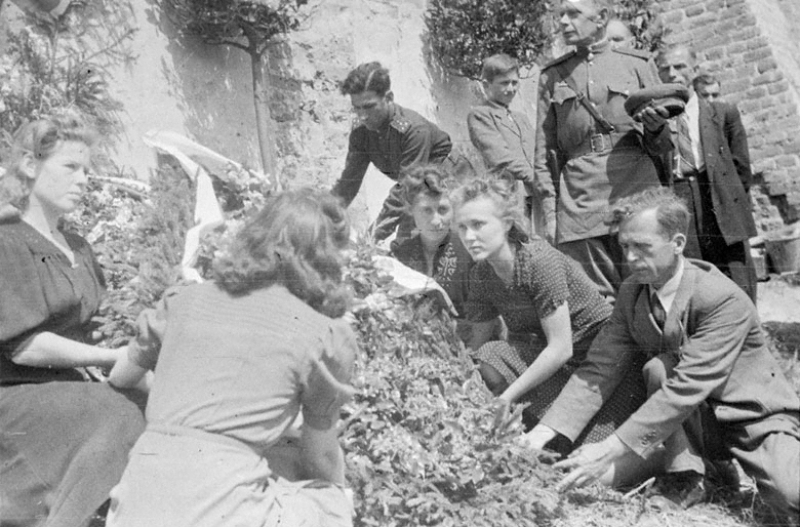 Возложение венков на могилы жертв немецкого концентрационного лагеря Майданек. Август 1944 г.