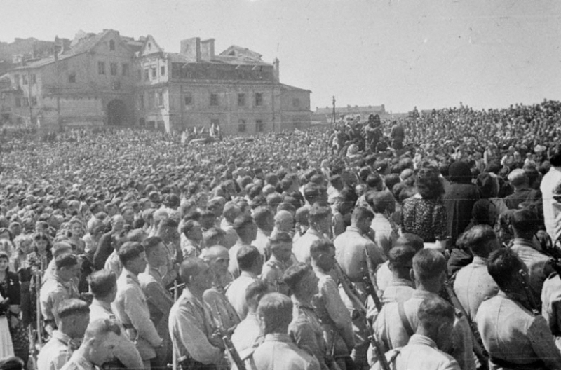 Панихида по жертвам, замученным фашистами во время оккупации. Август 1944 г.