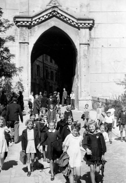 Группа школьниц, освобожденного от оккупации Люблина возвращаются с занятий. Сентябрь 1944 г.