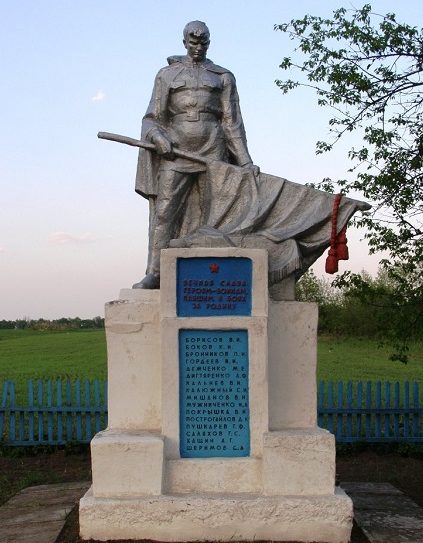 с. Гаркушино Солонянского р-на. Памятник, установленный на братской могиле, в которой похоронено 87 советских воинов, в т.ч.74 неизвестных. 