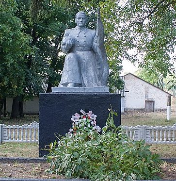 с. Королевка Жашковского р-на. Памятник, установленный на братской могиле, в которой похоронено 43 советских воина.