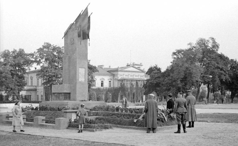 Памятник советским воинам, павшим за освобождение г. Люблина. 1944 г. 