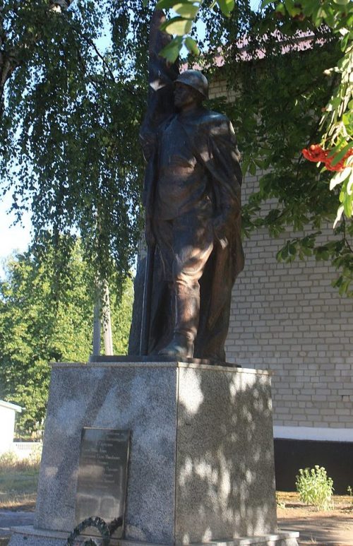 с. Гарбузин Корсунь-Шевченковского р-на. Памятник, установленный на братской могиле советских воинов.
