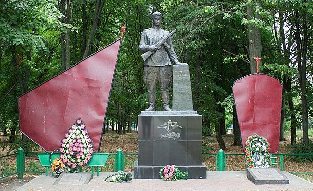 с. Цибулов Монастырищенского р-на. Памятник, установленный на братской могиле советских воинов.