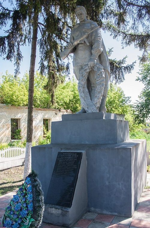 с. Красный Кут Жашковского р-на. Памятник, установленный на братской могиле советских воинов.