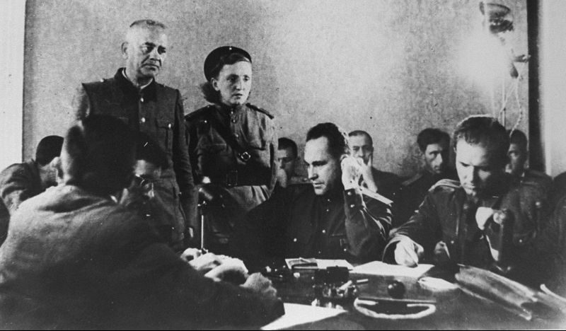 Оберштурмфюрер СС А. Тернес дает показания польско-советской комиссии в Люблине по делам концлагеря Майданек.. 1944 г. 