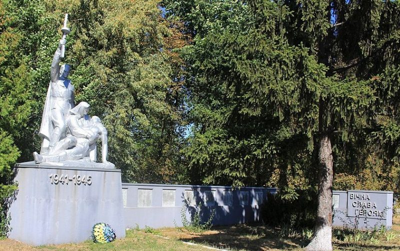 с. Драбовка Корсунь-Шевченковского р-на. Памятник, установленный на братской могиле советских воинов.
