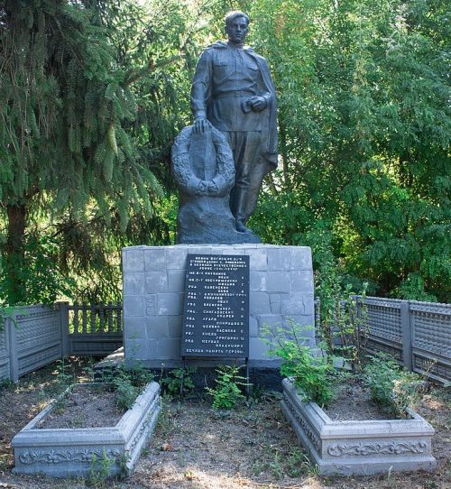 с. Малиновка Жашковского р-на. Памятник у школы, установленный на братской могиле, в которой похоронено 17 советских воинов.