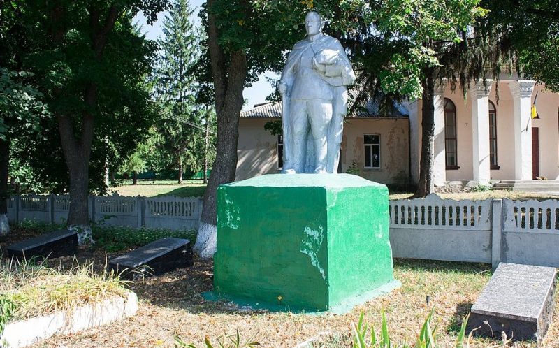 с. Маша Жашковского р-на. Памятник, установленный на братской могиле, в которой похоронено 17 советских воинов.