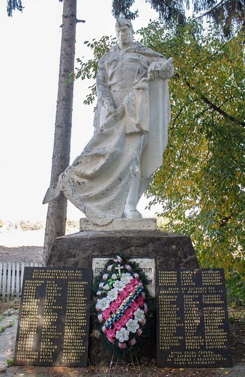 с. Медоватая Жашковского р-на. Памятник у школы, установленный на братской могиле, в которой похоронено 17 советских воинов.