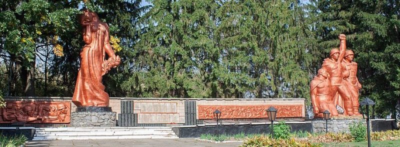 с. Нагорная Жашковского р-на. Памятник, установленный на братской могиле, в которой похоронено 109 советских воинов.