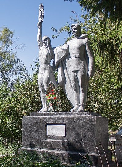 с. Нагорная Жашковского р-на. Памятник, установленный на братской могиле, в которой похоронено 414 советских воинов. 
