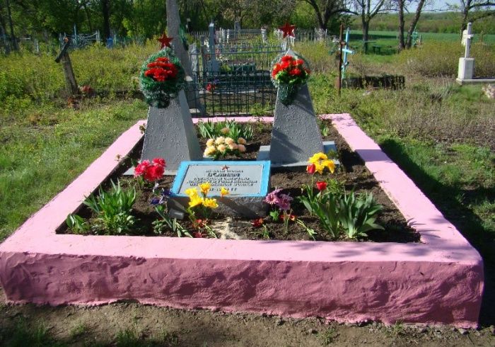 с. Калиновка Солонянского р-на. Братская могила воинов, погибших в боях за село. 