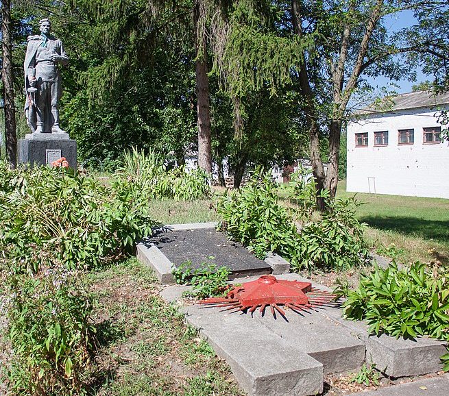 с. Новая Гребля Жашковского р-на. Памятник у школы, установленный на братской могиле, в которой похоронено 147 советских воинов.