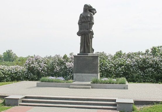 г. Корсунь-Шевченковский. Памятник, установленный на братской могиле мирных жителей.