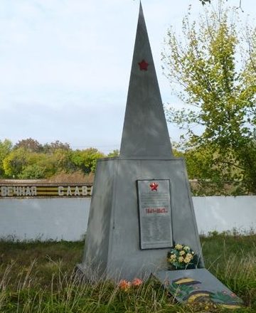 с. Варваровка Юрьевского р-на. Братская могила воинов, погибших в боях за село.