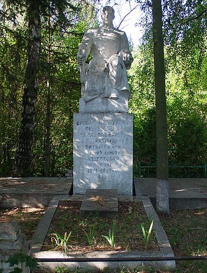 с. Одай Жашковского р-на. Памятник, установленный на братской могиле советских воинов.