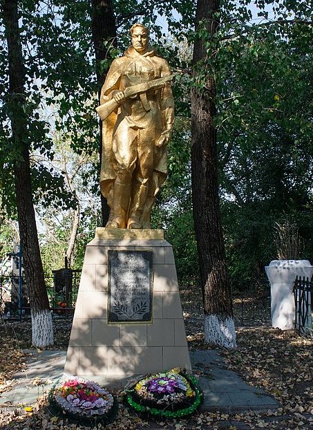 с. Острожане Жашковского р-на. Памятник, установленный на братской могиле советских и чехословацких воинов.