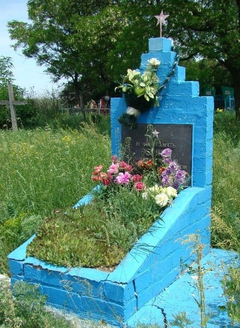 с. Крутое Солонянского р-на. Братская могила воинов, погибших в боях за село. 