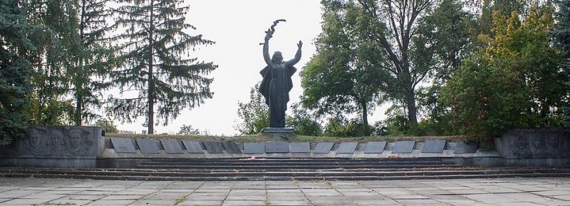 с. Охматов Жашковского р-на. Мемориал, установленный на братских могилах, в которых похоронено 416 советских воинов.