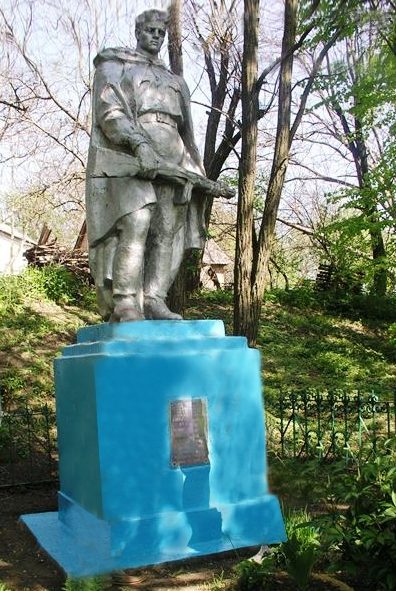 с. Буда-Макеевка Смелянского р-на. Памятник, установленный на братской могиле советских воинов. 