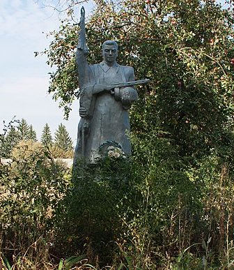 с. Побойная Жашковского р-на. Памятник, установленный на братской могиле, в которой похоронено 105 советских воинов. 