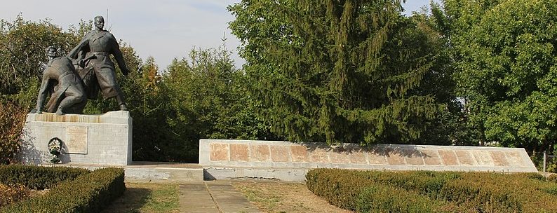 с. Поселок Корсунь-Шевченковского р-на. Памятник, установленный на братской могиле советских воинов.