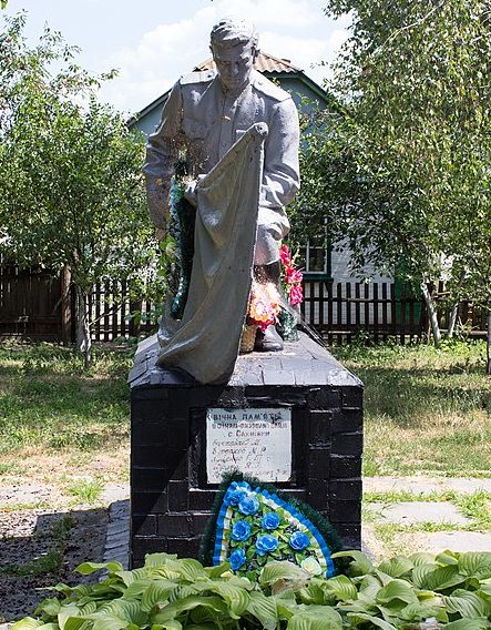 с. Сахнивка Корсунь-Шевченковского р-на. Памятник, установленный на братской могиле советских воинов.