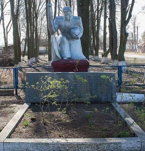 с. Сабадаш Жашковского р-на. Памятник, установленный на братской могиле советских воинов.